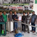 Dekan Fakultas Pertanian Unej, Sutriono, saat memberi bantuan untuk petani kelor di Sumenep.