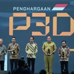 Direktur Utama SIG, Donny Arsal (paling kanan), bersama Presiden Jokowi dan para penerima Penghargaan P3DN 2023 di Jakarta. Foto: Ist