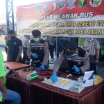 Kasatresnarkoba Polres Pasuruan, AKP Slamet, saat memimpin jalannya tes urine di Terminal Pandaan.