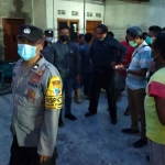 Petugas saat mengevakuasi penemuan 2 mayat perempuan dalam rumah di Jalan Sulawesi, Kecamatan Sananwetan, Kota Blitar.