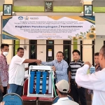 Tim dosen Unipa Surabaya menyerahkan alat penjernih air ke Desa Simpang Prambon, Sidoarjo, Rabu (21/12/2022). Foto ist.