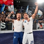 Pemain Lazio merayakan kemanangan 1-0 atas tuan rumah AS Roma dalam  Derby della Capitale