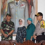 Ibunda Jokowi saat berkunjung di Istana Gebang.