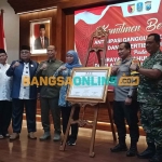 Gubernur Jawa Timur, Khofifah Indar Parawansa, bersama Kapolda Jatim, Irjen Pol Toni Harmanto, dan Pangdam V/Brawijaya, Mayjen TNI (Mar) Farid Ma