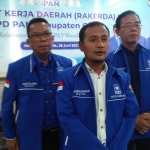 Didik Widodo (kanan) mendampingi Ketua DPD PAN Gresik Faqih Usman saat memberikan keterangan pers, beberapa waktu lalu. Foto: SYUHUD/ BANGSAONLINE