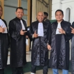 Tim Penasehat Hukum terdakwa Roesdiyanto ketika usai sidang eksepsi di PN Sidoarjo.