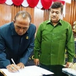 Sunarto (yang tanda tangan) bersama Sonny Basuki Raharjo, ketua dan wakil ketua sementara DPRD Kota Mojokerto.