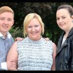 Luke Tovell yang sudah menjadi lelaki, bersama ibunya, Kelly Tovell, dan Lana. foto: repro mirror.co.uk