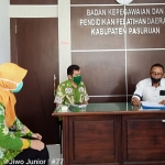 AS (kanan) saat melaporkan dugaan perselingkuhan istrinya ke BKPPD Pasuruan.