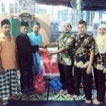 RUTIN: Staf PT Megasurya Mas simbolis menyerahkan paket makanan kepada takmir masjid saat Buka Puasa Bersama, Kamis (9/6) petang. Acara seperti ini sudah digelar sejak tahun 1994. foto: MUSTAIN/ BANGSAONLINE