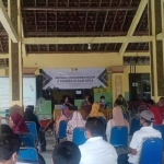 Tim pengabdian masyarakat UPN Veteran Jawa Timur saat mensosialisasikan bagaimana menguatkan peran BUMDes dalam pengelolaan pariwisata.