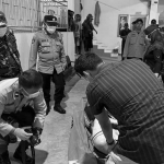 Petugas saat mengevakuasi jenazah pemancing yang sebelumnya dilaporkan hilang di Pantai Peh Pulo Blitar.