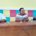 Project Manager PT. PIJ Nanang Prasetyo (tengah) saat memberikan keterangan pers. foto: SYUHUD/ BANGSAONLINE