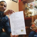 Kapolres Blitar AKBP Anissullah M Ridha menunjukkan surat pernyataan dan permintaan maaf dari Okvianti, ibu yang menyebar hoax penculikan anak.