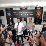 Kabid humas Polda Jatim saat memberikan keterangan tentang aksi kriminal tunjukkan kelamin ke teman SMPnya.
