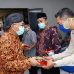 Bupati Sumenep serahkan pembagian zakat fitrah ASN pemkab melalui puluhan lembaga penyalur di Kantor Dinas Sosial Kabupaten Sumenep.