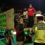 Petugas saat menaikkan sepeda motor hasil razia ke truk. (Foto: Muji Harjita/ BANGSAONLINE)