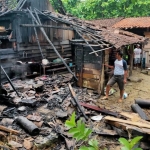 Bangunan dapur milik korban yang hangus terbakar. foto: ZAINAL ABIDIN/ BANGSAONLINE