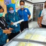 TKP2MO Kota Blitar saat meninjau produk frozen food di salah satu toko modern.