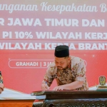 Bupati Gresik, Fandi Akhmad Yani, disaksikan Gubernur Khofifah saat menandatangani kesepakatan bersama pengelolaan PI 10 persen migas. Foto: Ist
