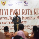 Wali Kota Kediri, Abdullah Abu Bakar, saat memberi sambutan di acara Musyawarah Kota ke-6 Persatuan Wredatama Republik Indonesia PWRI Kota Kediri. Foto: Ist