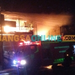 Gudang rosok di Jalan Basuki Rahmat, Kota Madiun, yang terbakar. Foto: HENDRO SUHARTONO/BANGSAONLINE