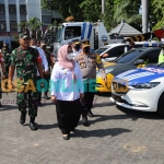  Wabup Aminatun Habibah, didampingi kapolres dan dandim saat cek pasukan. foto: SYUHUD/BANGSAONLINE.com