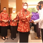 Dewan Penasihat DWP Kota Pasuruan Fatma Saifullah Yusuf saat membagikan sembako secara simbolis.