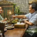 Prabowo Subianto saat bertemu Gibran Rakabuming Raka  di angkringan Omah Semar Solo  pada Jumat (5/Juni/2023). Foto: CNN