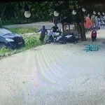 Tangkapan layar video pembacokan seorang warga yang dilakukan oleh tiga orang di rumah makan Tanjung Bumi, Bangkalan. 