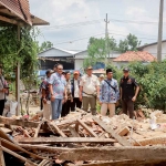 Pj Bupati Pamekasan, Masrukin, bersama pemilik rumah yang hancur.