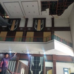 Kondisi plafon gedung DPRD Kabupaten Pasuruan yang ambrol.