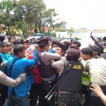 Aksi demo mahasiswa yang ricuh dengan polisi di Tuban. 