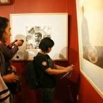  Para pecinta seni grafis saat melihat karya-karya yang dipamerkan House of Sampoerna. foto: rusmiyanto/ BANGSAONLINE