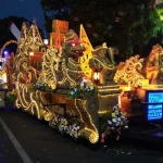 Kendaraan mobil hias dari PT Gudang Garam saat mengikuti nite carnival 2018.