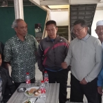 Pengurus PSSI Askab Pasuruan saat menggelar pertemuan internal, Senin (31/10/2022). Tampak Ketua Askab Iswahyudi (duduk).