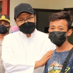 Wali Kota Pasuruan Gus Ipul saat menyapa salah satu pelajar yang mengikuti vaksinasi.