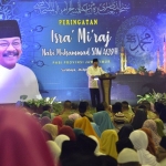 Pakde Karwo saat meberikan sambutan pada Peringatan Isra Miraj Nabi Muhammad SAW 1439 H, di Islamic Center, Surabaya, Kamis (26/4) malam.