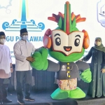 Wali Kota Pasuruan, Saifullah Yusuf, didampingi wakilnya saat bersama Gubernur Jatim, Khofifah Indar Parawansa, meresmikan Logo dan Maskot MTQ XXX.