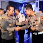 Kapolda Jatim saat berjabat tangan dengan Kasat Lantas Polres Pasuruan usai menerima penghargaan.