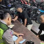 Petugas dari Polsek Mojoagung saat menginterogasi para pemuda yang terlibat balap liar.