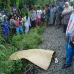 Warga yang mengerubuti korban kecelakaan KA Jenggolo, kemarin. foto : nanang ichwan/HARIAN BANGSA