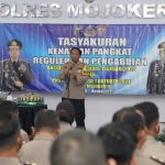 Kapolres Mojokerto, AKBP Apip Ginanjar, saat memberi sambutan dalam giat tasyakuran kenaikan pangkat.