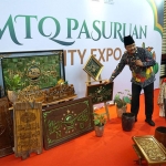 Wali Kota Pasuruan Saifullah Yusuf saat menunjukkan pernak-pernik tentang NU yang dipamerkan MTQ Pasuruan City Expo.