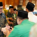 Bupati Kediri Hanindhito Himawan Pramana saat menyalami para pengurus GP Ansor Kabupaten Kediri. Foto: Ist. 