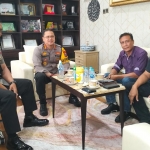 Diskusi Ketua AMSI Jatim Arief Rahman (kanan) dengan Kapolresta Banyuwangi Kombes Pol Deddy Foury Millewa (dua dari kiri).