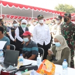 Gubernur Jawa Timur, Khofifah Indar Parawansa bersama Menkes, Panglima TNI, dan Kapolri, memantau pelaksanaan vaksinasi di Pelabuhan Kamal, Bangkalan.