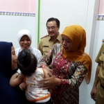 Gubernur Jawa Timur Khofifah Indar Parawansa menjenguk pasien anak di Rumah Sakit. Foto: istimewa/BANGSAONLINE.com
