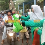 PC Fatayat NU Jombang saat membagikan takjil gratis untuk masyarakat di Jalan Raya KH Wahid Hasyim. Foto: AAN AMRULLOH/BANGSAONLINE