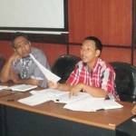 Warga Dusun Grogol saat hearing dengan komisi A. (foto: haris/BANGSAONLINE)